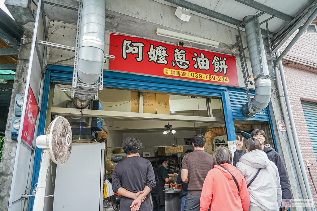 頂埔阿嬤蔥油餅-在地40年人氣老店！現桿現炸酥脆軟Q，雙蛋爆蔥加辣才是靈魂/鄰近頂埔火車站 @靜兒貪吃遊玩愛分享