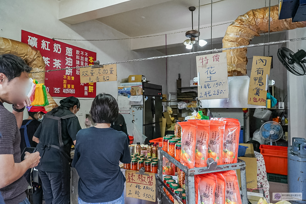 頂埔阿嬤蔥油餅-在地40年人氣老店！現桿現炸酥脆軟Q，雙蛋爆蔥加辣才是靈魂/鄰近頂埔火車站 @靜兒貪吃遊玩愛分享