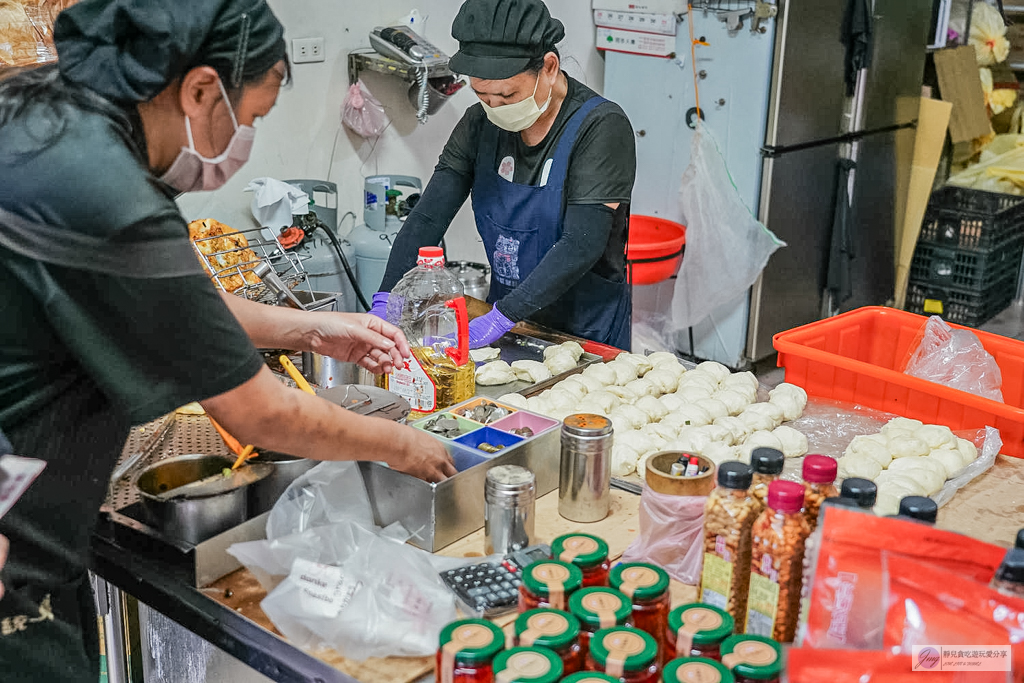 頂埔阿嬤蔥油餅-在地40年人氣老店！現桿現炸酥脆軟Q，雙蛋爆蔥加辣才是靈魂/鄰近頂埔火車站 @靜兒貪吃遊玩愛分享