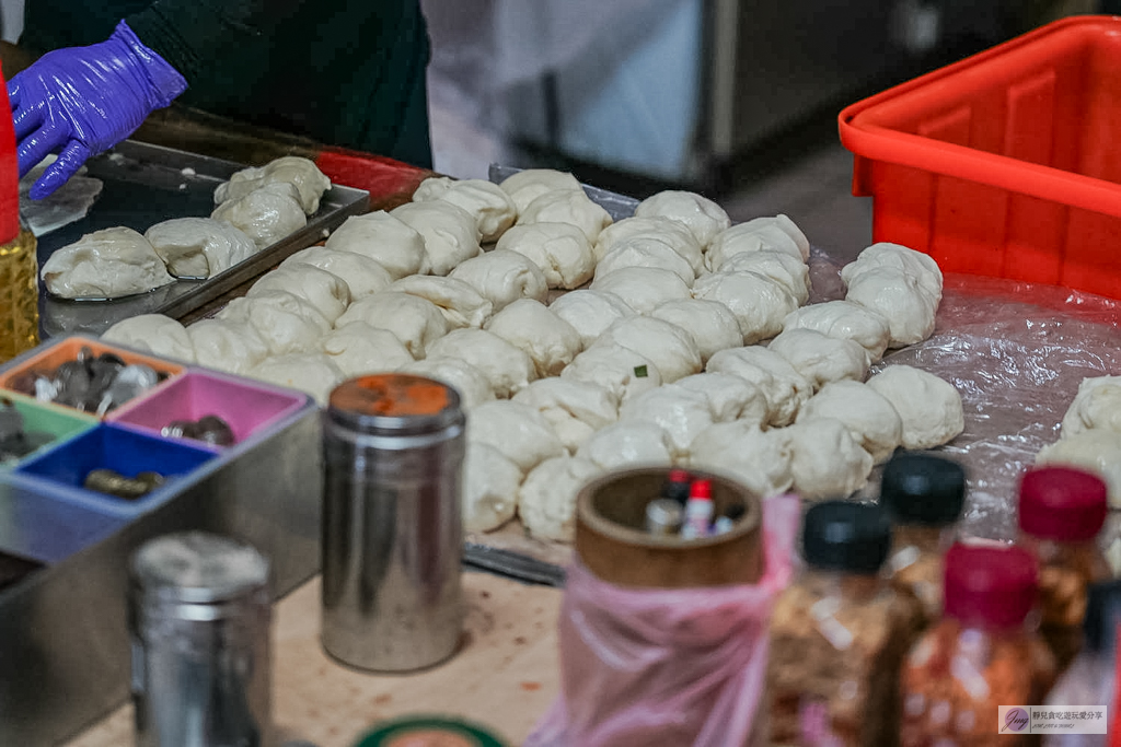 頂埔阿嬤蔥油餅-在地40年人氣老店！現桿現炸酥脆軟Q，雙蛋爆蔥加辣才是靈魂/鄰近頂埔火車站 @靜兒貪吃遊玩愛分享