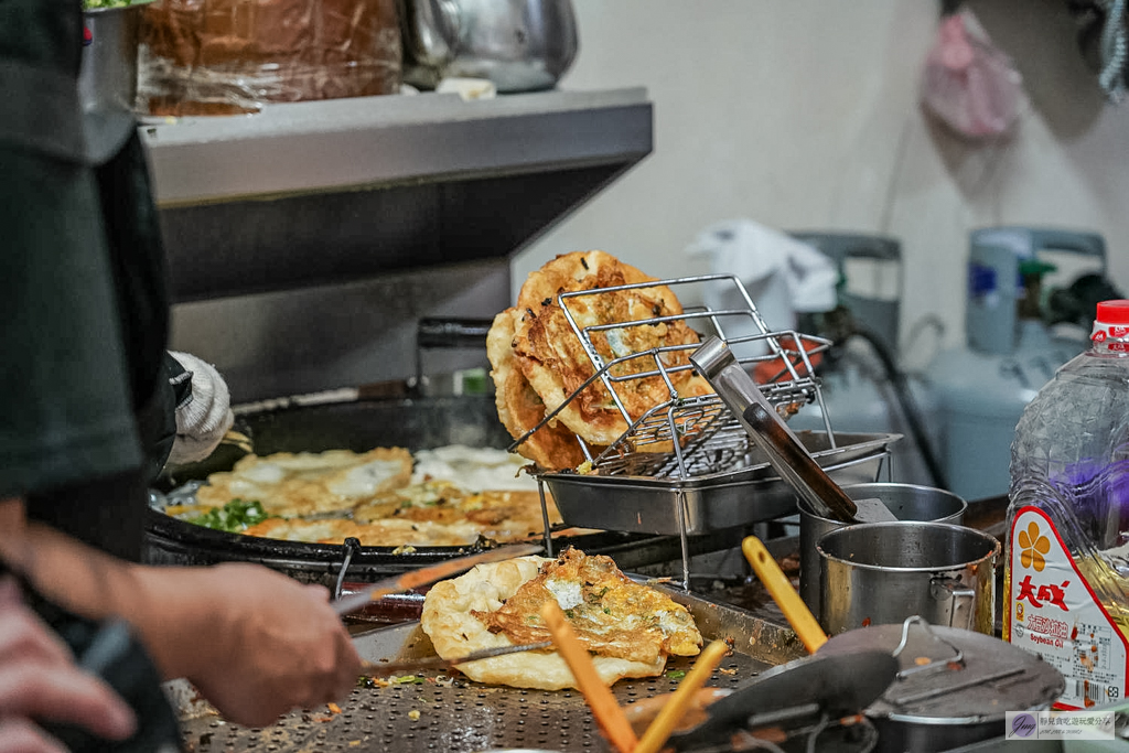 頂埔阿嬤蔥油餅-在地40年人氣老店！現桿現炸酥脆軟Q，雙蛋爆蔥加辣才是靈魂/鄰近頂埔火車站 @靜兒貪吃遊玩愛分享