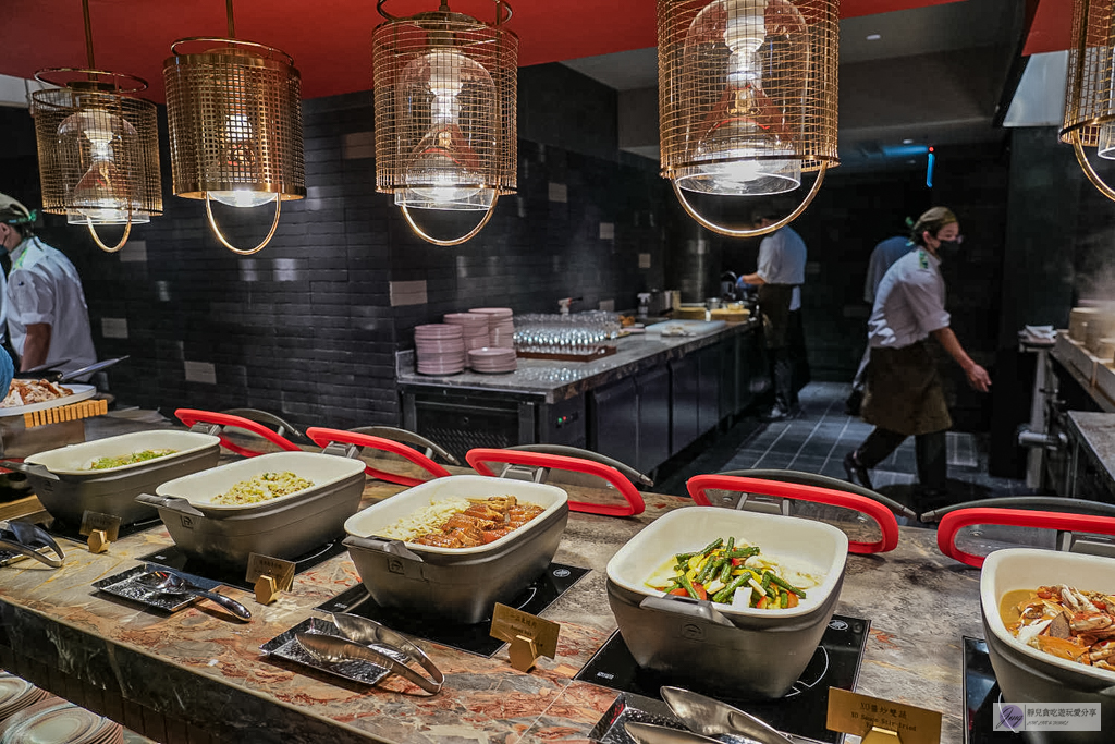 島語台茂店-全台最難訂餐酒Buffet！9大主題一島一酒，雪蟹腳、生蠔、牛排配名酒無限供應，價格/訂位攻略/必吃食材全紀錄/台茂購物中心 @靜兒貪吃遊玩愛分享