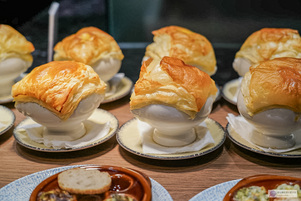 島語台茂店-全台最難訂餐酒Buffet！9大主題一島一酒，雪蟹腳、生蠔、牛排配名酒無限供應，價格/訂位攻略/必吃食材全紀錄/台茂購物中心 @靜兒貪吃遊玩愛分享