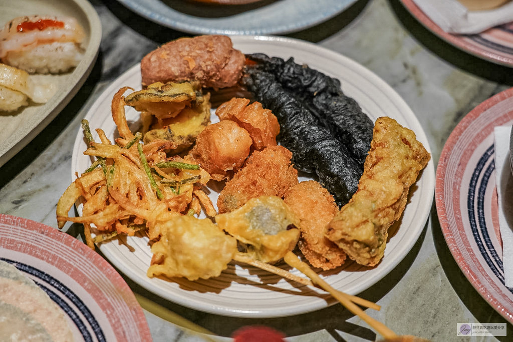 島語台茂店-全台最難訂餐酒Buffet！9大主題一島一酒，雪蟹腳、生蠔、牛排配名酒無限供應，價格/訂位攻略/必吃食材全紀錄/台茂購物中心 @靜兒貪吃遊玩愛分享