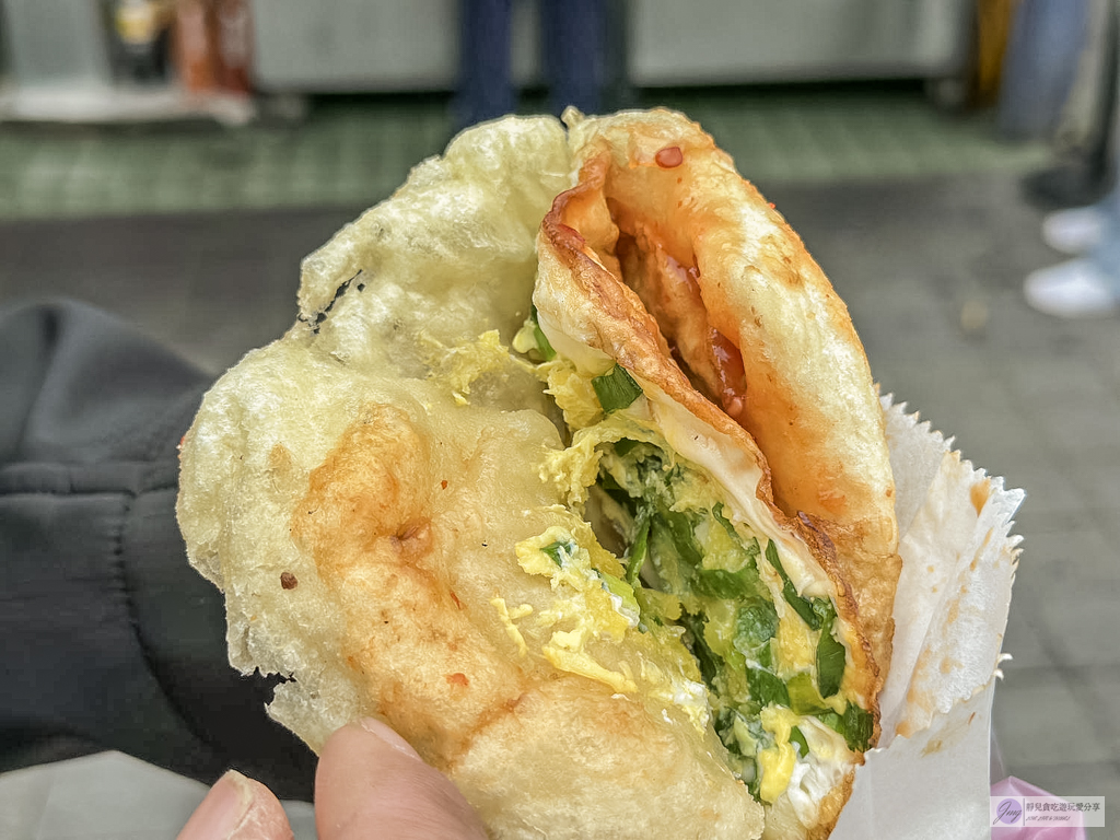 柯氏蔥油餅-必比登推薦56年老店！破萬則評價，超人氣排隊銅板小吃/鄰近礁溪國小 @靜兒貪吃遊玩愛分享