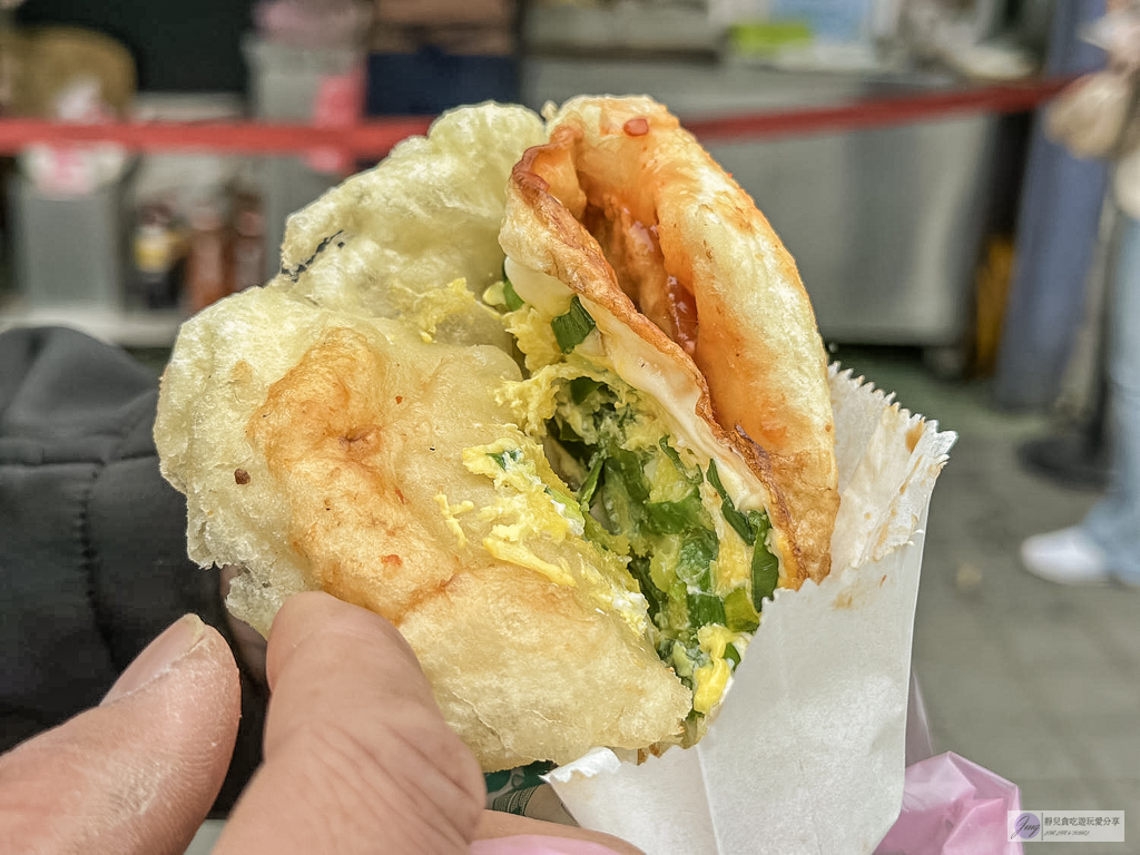 柯氏蔥油餅-必比登推薦56年老店!破萬則評價,超人氣排隊銅板小吃/鄰近礁溪國小 @靜兒貪吃遊玩愛分享 柯氏蔥油餅-必比登推薦56年老店!破萬則評價,超人氣排隊銅板小吃/鄰近礁溪國小 @靜兒貪吃遊玩愛分享