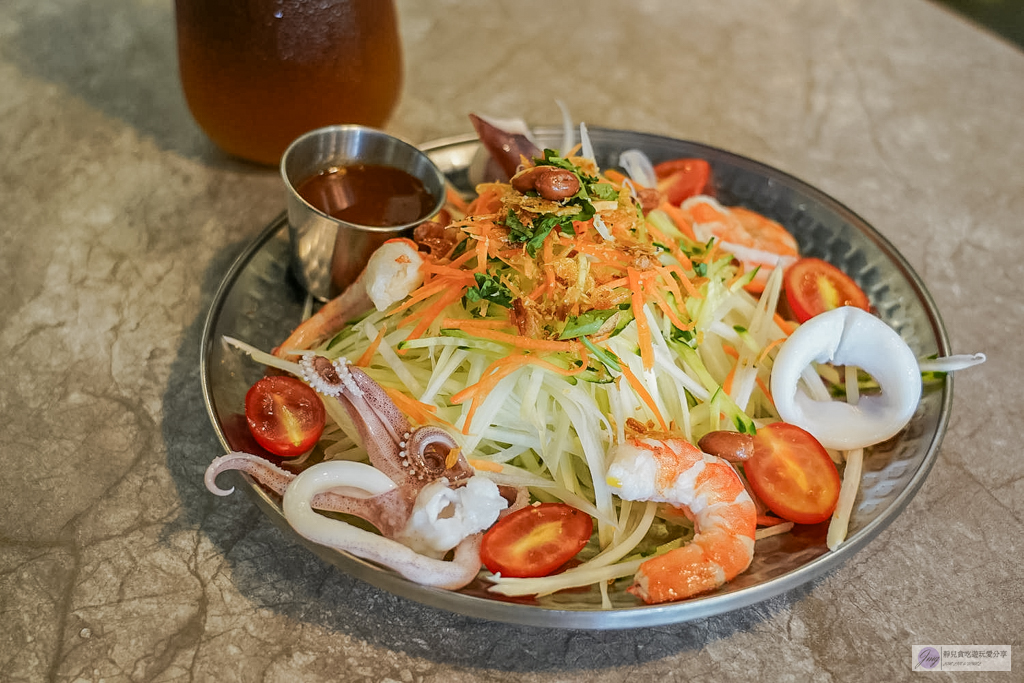 LumaCafe 宜蘭店-法越融合獨家新越式料理，來自台東Sinasera 24的子品牌，你吃過了嗎？推薦越式炸春捲、提拉米蘇 @靜兒貪吃遊玩愛分享