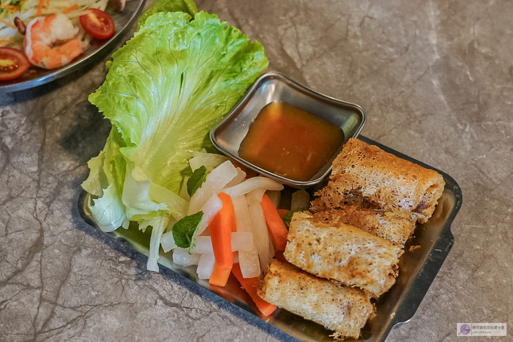LumaCafe 宜蘭店-法越融合獨家新越式料理，來自台東Sinasera 24的子品牌，你吃過了嗎？推薦越式炸春捲、提拉米蘇 @靜兒貪吃遊玩愛分享