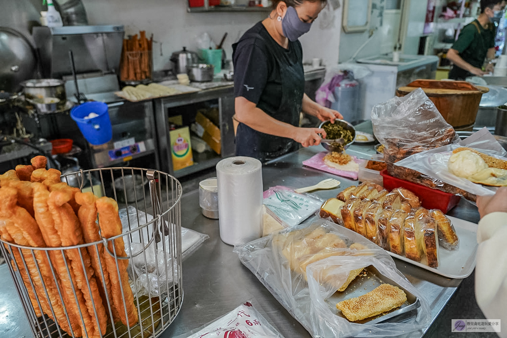 成富食品行-40年酥脆粉漿蛋餅老味道！必搭靈魂韭菜醬，男神曾敬驊家的道地早餐 @靜兒貪吃遊玩愛分享