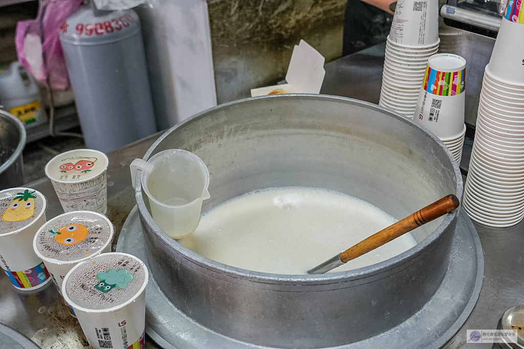 成富食品行-40年酥脆粉漿蛋餅老味道！必搭靈魂韭菜醬，男神曾敬驊家的道地早餐 @靜兒貪吃遊玩愛分享
