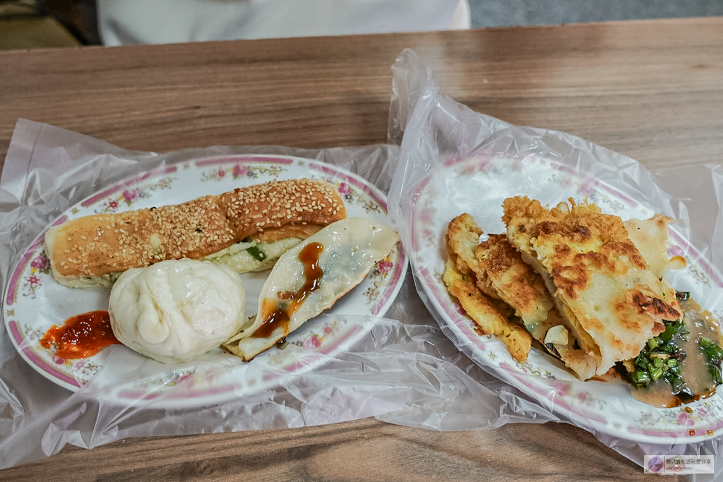 成富食品行-40年酥脆粉漿蛋餅老味道！必搭靈魂韭菜醬，男神曾敬驊家的道地早餐 @靜兒貪吃遊玩愛分享