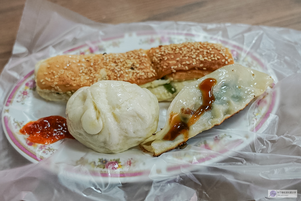 成富食品行-40年酥脆粉漿蛋餅老味道！必搭靈魂韭菜醬，男神曾敬驊家的道地早餐 @靜兒貪吃遊玩愛分享