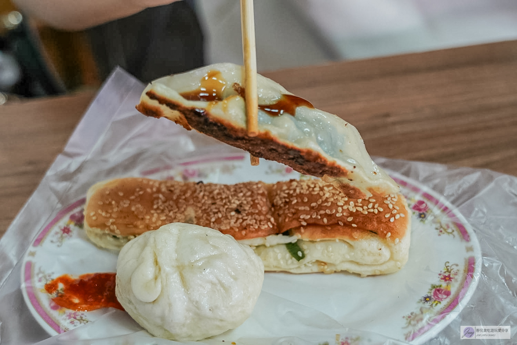 成富食品行-40年酥脆粉漿蛋餅老味道！必搭靈魂韭菜醬，男神曾敬驊家的道地早餐 @靜兒貪吃遊玩愛分享