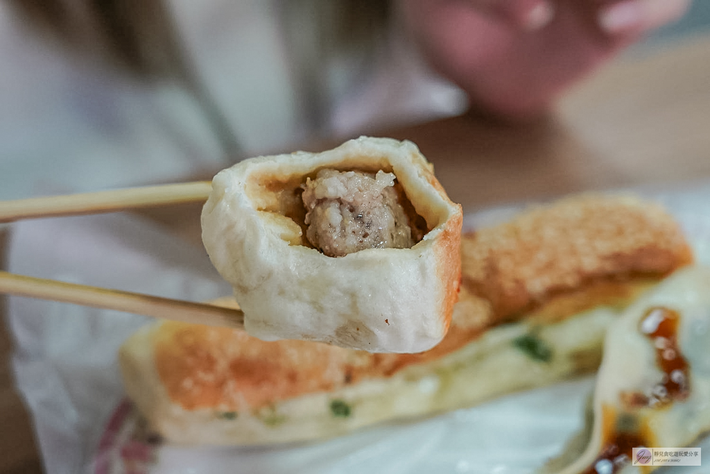 成富食品行-40年酥脆粉漿蛋餅老味道！必搭靈魂韭菜醬，男神曾敬驊家的道地早餐 @靜兒貪吃遊玩愛分享