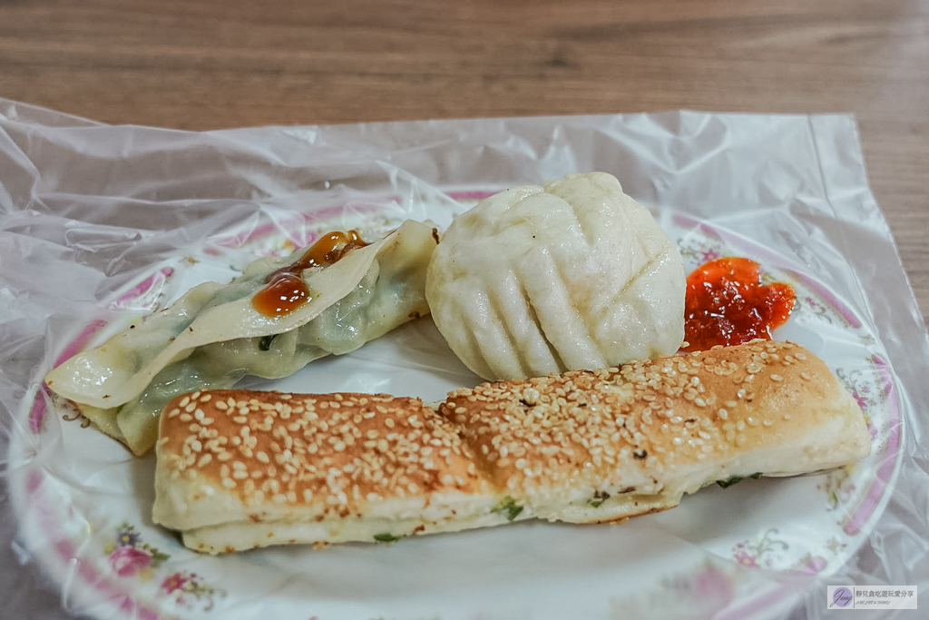 成富食品行-40年酥脆粉漿蛋餅老味道！必搭靈魂韭菜醬，男神曾敬驊家的道地早餐 @靜兒貪吃遊玩愛分享