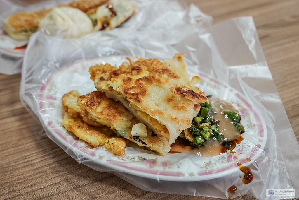 成富食品行-40年酥脆粉漿蛋餅老味道！必搭靈魂韭菜醬，男神曾敬驊家的道地早餐 @靜兒貪吃遊玩愛分享