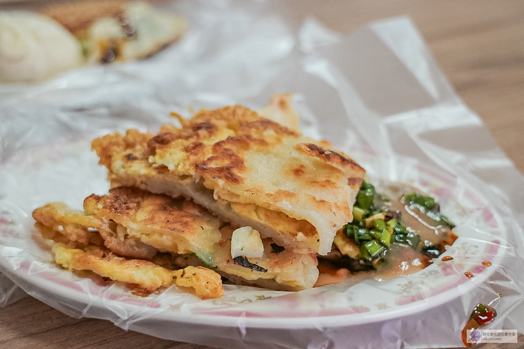 成富食品行-40年酥脆粉漿蛋餅老味道！必搭靈魂韭菜醬，男神曾敬驊家的道地早餐 @靜兒貪吃遊玩愛分享