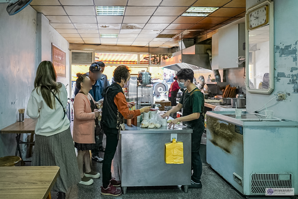 成富食品行-40年酥脆粉漿蛋餅老味道！必搭靈魂韭菜醬，男神曾敬驊家的道地早餐 @靜兒貪吃遊玩愛分享