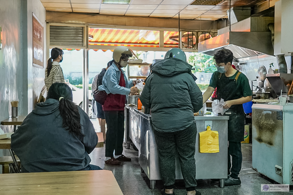 成富食品行-40年酥脆粉漿蛋餅老味道！必搭靈魂韭菜醬，男神曾敬驊家的道地早餐 @靜兒貪吃遊玩愛分享