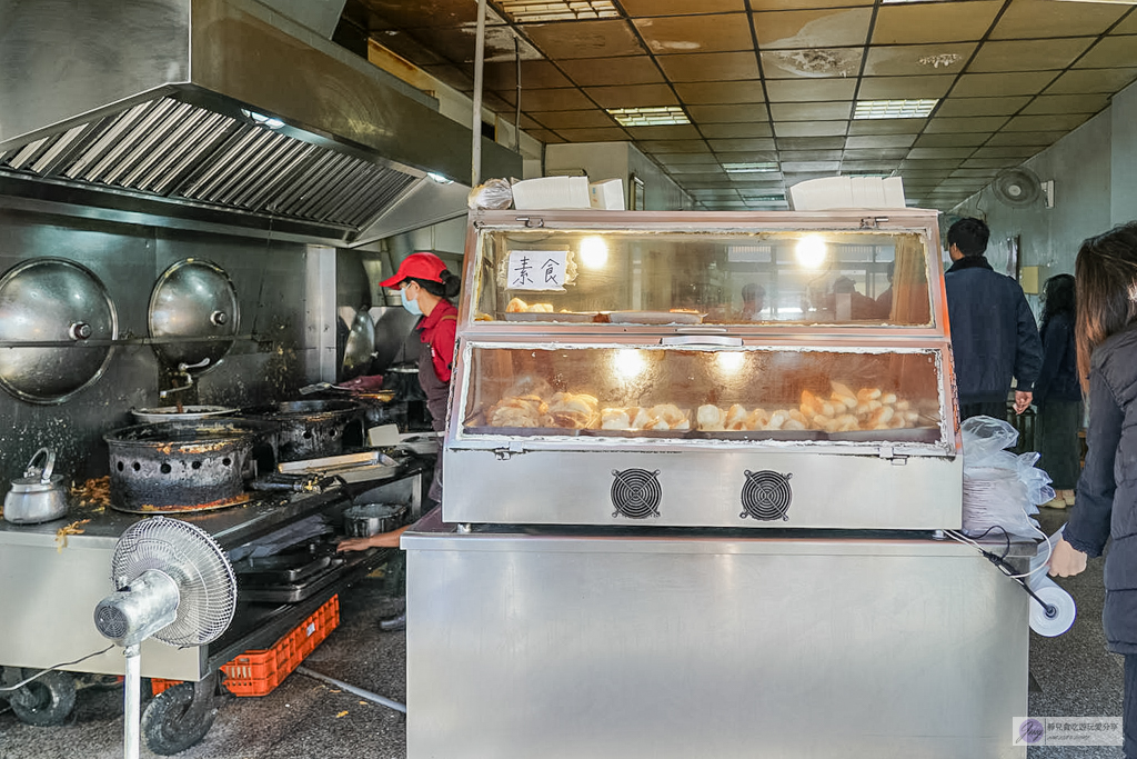 成富食品行-40年酥脆粉漿蛋餅老味道！必搭靈魂韭菜醬，男神曾敬驊家的道地早餐 @靜兒貪吃遊玩愛分享