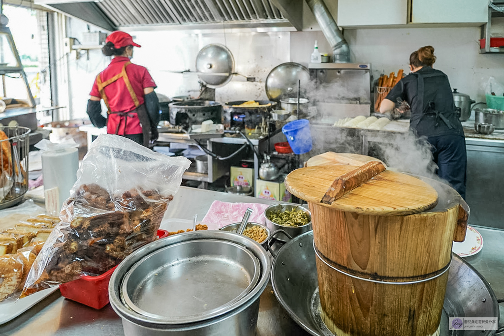 成富食品行-40年酥脆粉漿蛋餅老味道！必搭靈魂韭菜醬，男神曾敬驊家的道地早餐 @靜兒貪吃遊玩愛分享