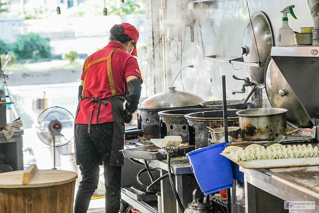 成富食品行-40年酥脆粉漿蛋餅老味道！必搭靈魂韭菜醬，男神曾敬驊家的道地早餐 @靜兒貪吃遊玩愛分享