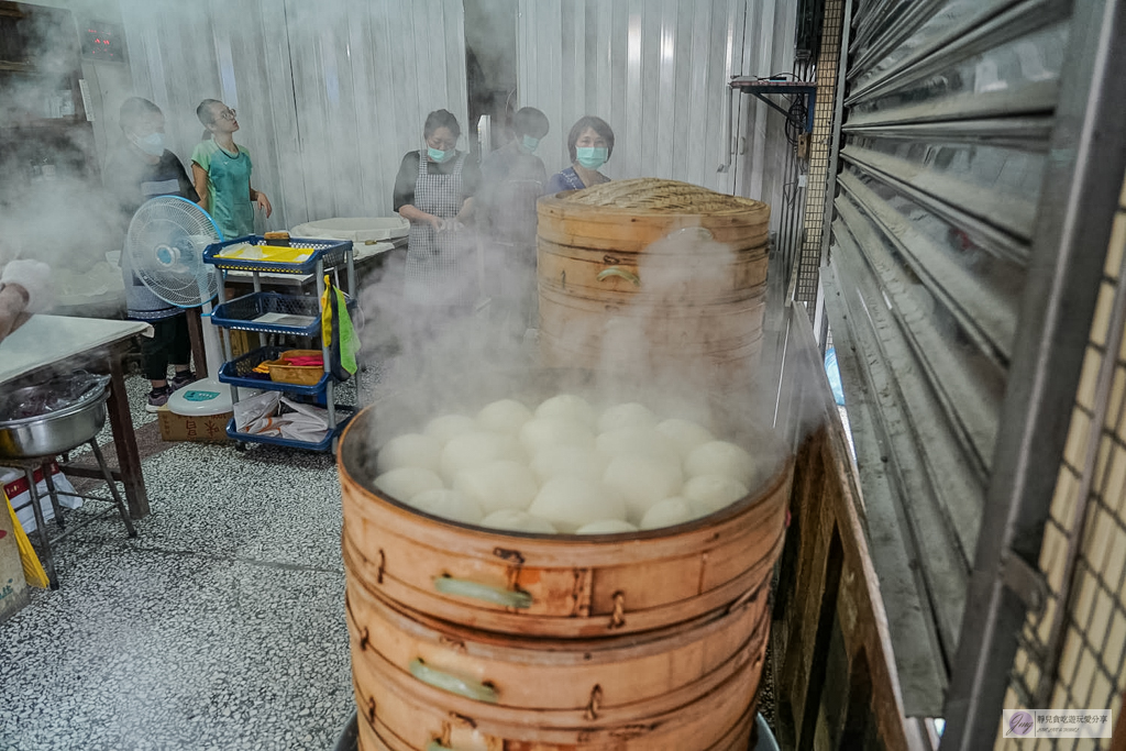 礁溪包子饅頭專賣店-一出爐就秒殺！每人限量5顆的爆汁蔥肉包，沒搶到只能等下一輪 @靜兒貪吃遊玩愛分享