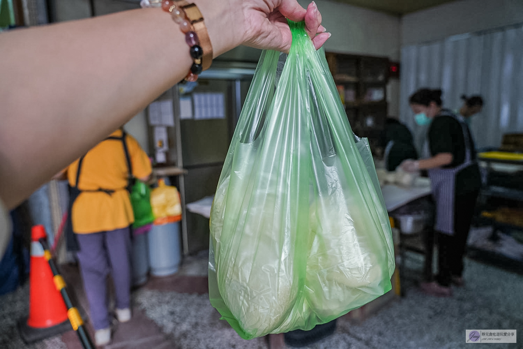 礁溪包子饅頭專賣店-一出爐就秒殺！每人限量5顆的爆汁蔥肉包，沒搶到只能等下一輪 @靜兒貪吃遊玩愛分享