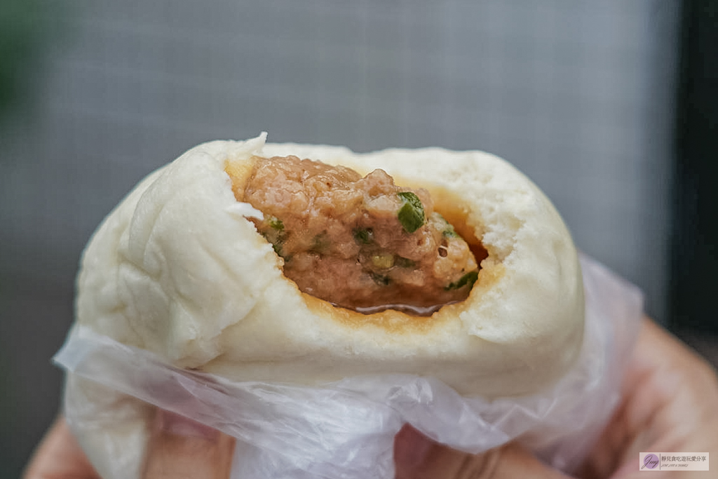 礁溪包子饅頭專賣店-一出爐就秒殺！每人限量5顆的爆汁蔥肉包，沒搶到只能等下一輪 @靜兒貪吃遊玩愛分享