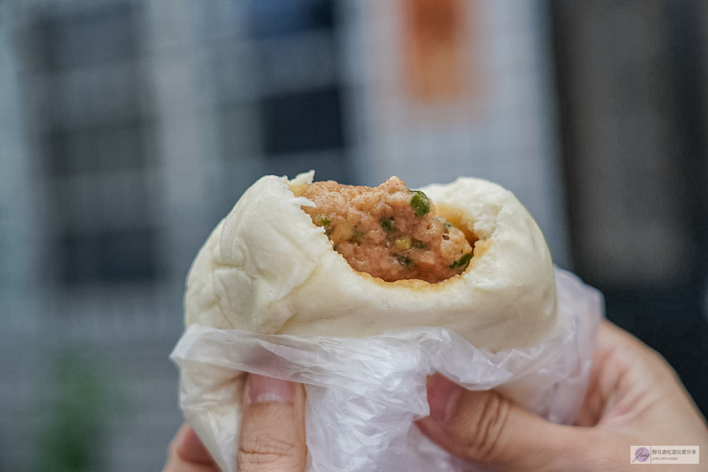 礁溪包子饅頭專賣店-一出爐就秒殺！每人限量5顆的爆汁蔥肉包，沒搶到只能等下一輪 @靜兒貪吃遊玩愛分享