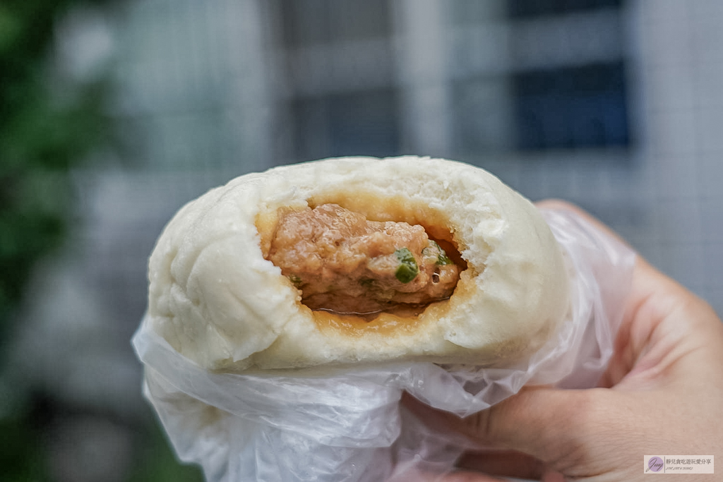 礁溪包子饅頭專賣店-一出爐就秒殺！每人限量5顆的爆汁蔥肉包，沒搶到只能等下一輪 @靜兒貪吃遊玩愛分享