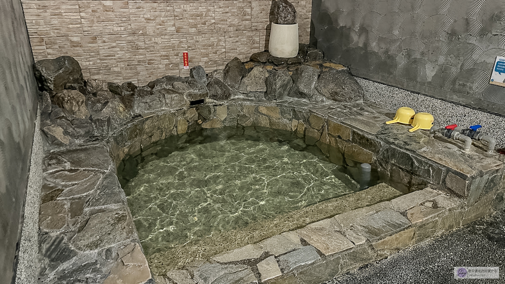 春水笈溫泉湯屋-在地人氣泡湯推薦！24小時不打烊，超大雙人湯屋380元，大眾池只要120元 @靜兒貪吃遊玩愛分享