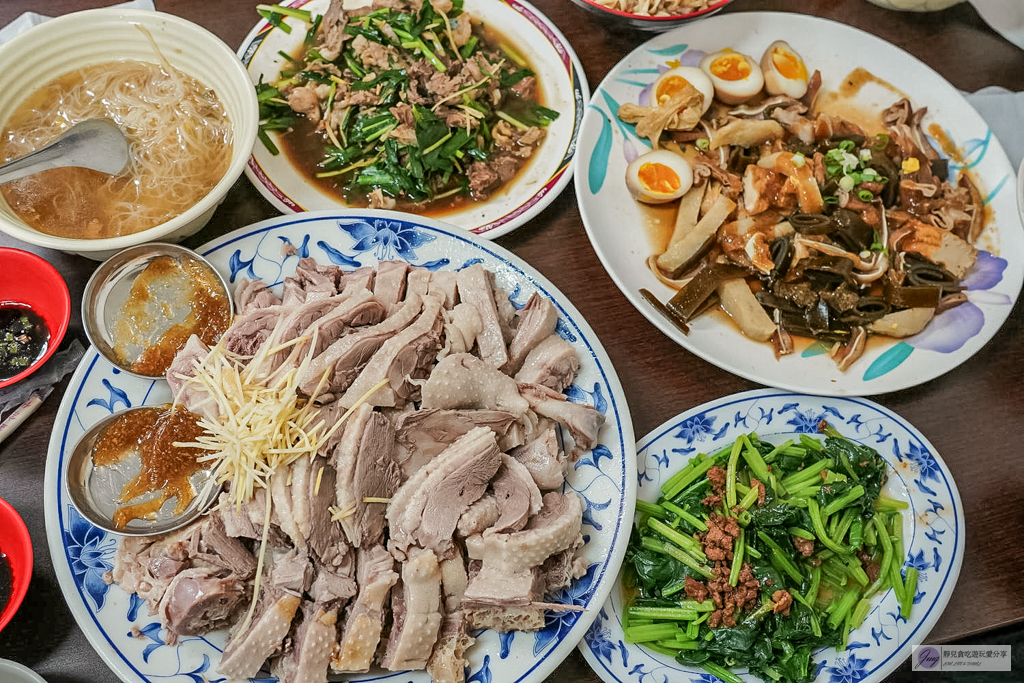 社苓鵝肉店-藏身田間小路內！在地超過30年，內行人才知道的隱藏版美食，鵝肉鮮嫩肥美，骨仔肉必點/鄰近苑裡交流道 @靜兒貪吃遊玩愛分享