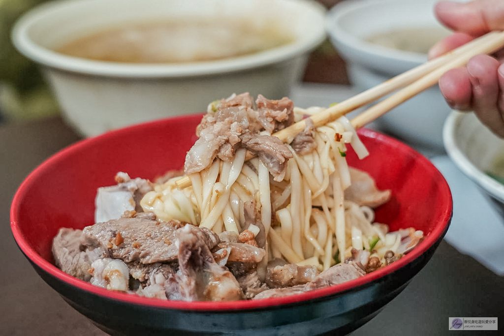社苓鵝肉店-藏身田間小路內！在地超過30年，內行人才知道的隱藏版美食，鵝肉鮮嫩肥美，骨仔肉必點/鄰近苑裡交流道 @靜兒貪吃遊玩愛分享