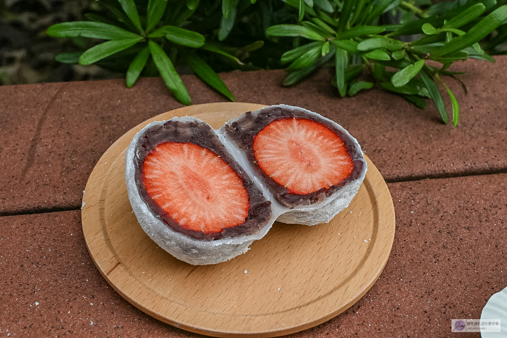 22黃金山海戀-超巨XXL級草莓大福！金箔、烏魚子鹹甜口味，迪化街客製化甜點推薦 @靜兒貪吃遊玩愛分享