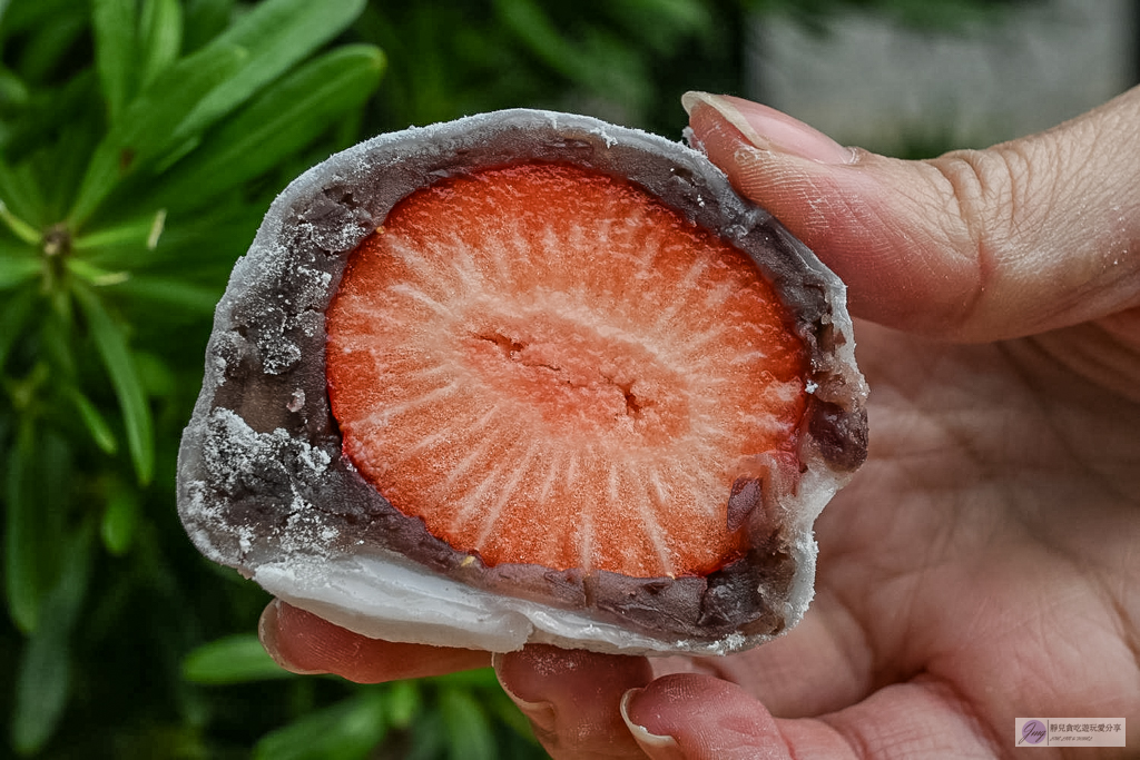 22黃金山海戀-超巨XXL級草莓大福！金箔、烏魚子鹹甜口味，迪化街客製化甜點推薦 @靜兒貪吃遊玩愛分享