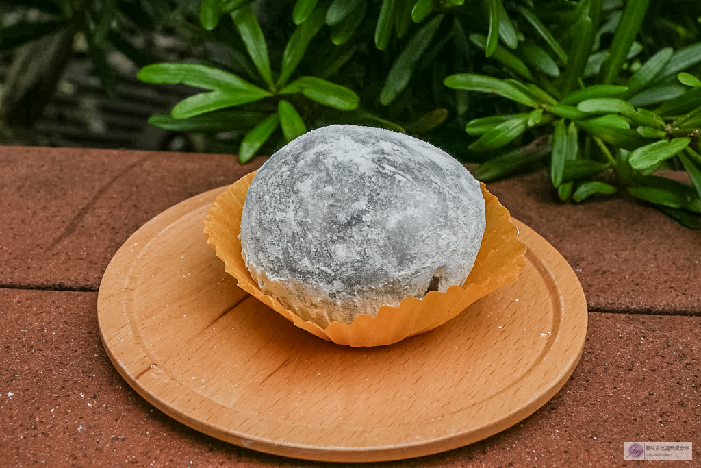 22黃金山海戀-超巨XXL級草莓大福！金箔、烏魚子鹹甜口味，迪化街客製化甜點推薦 @靜兒貪吃遊玩愛分享
