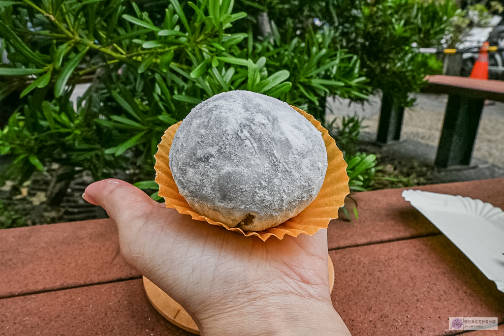 22黃金山海戀-超巨XXL級草莓大福！金箔、烏魚子鹹甜口味，迪化街客製化甜點推薦 @靜兒貪吃遊玩愛分享