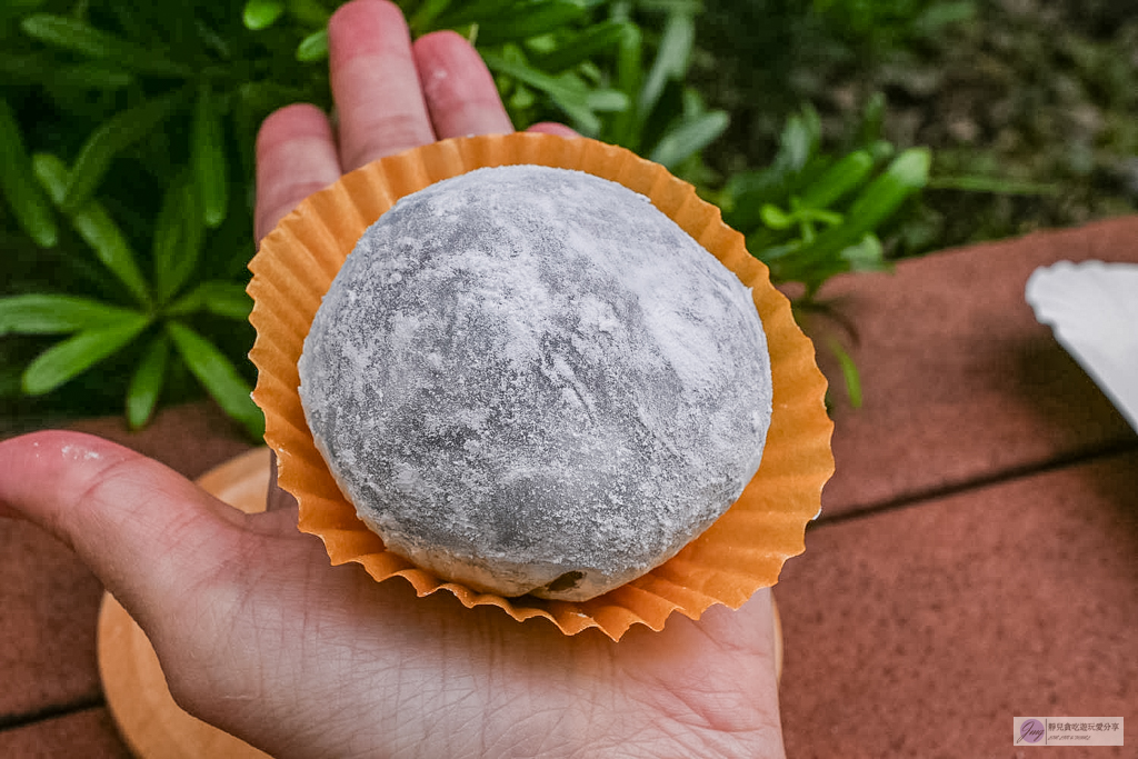 22黃金山海戀-超巨XXL級草莓大福！金箔、烏魚子鹹甜口味，迪化街客製化甜點推薦 @靜兒貪吃遊玩愛分享