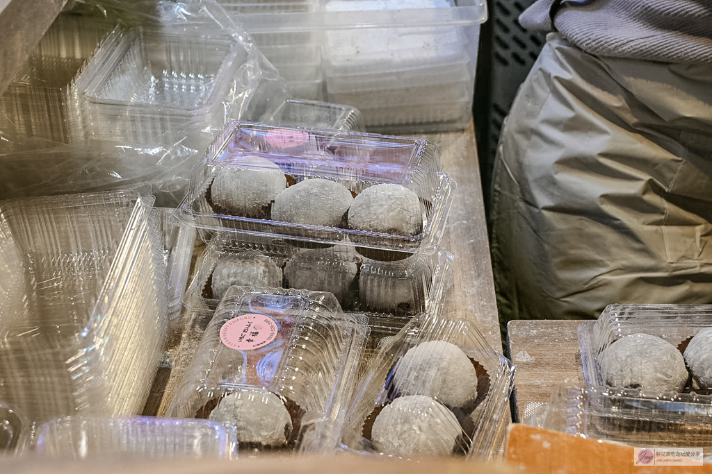 幸福草莓大福-迪化街客製化現包，巨無霸尺寸超滿足，皮軟Q餡綿密，30元小草莓CP值超高/鄰近永樂市場 @靜兒貪吃遊玩愛分享