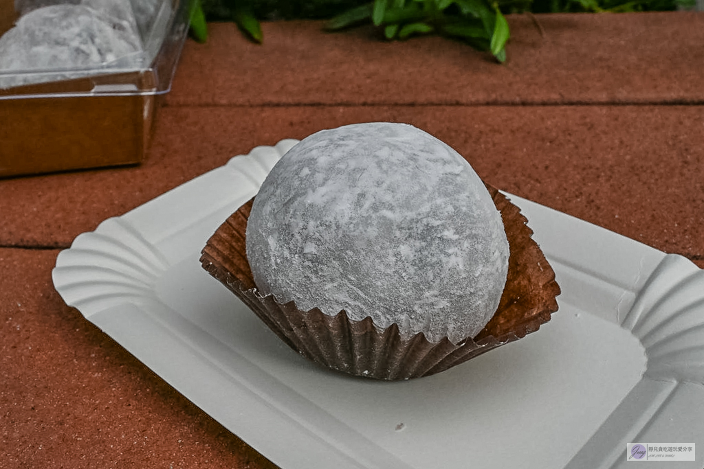 幸福草莓大福-迪化街客製化現包，巨無霸尺寸超滿足，皮軟Q餡綿密，30元小草莓CP值超高/鄰近永樂市場 @靜兒貪吃遊玩愛分享