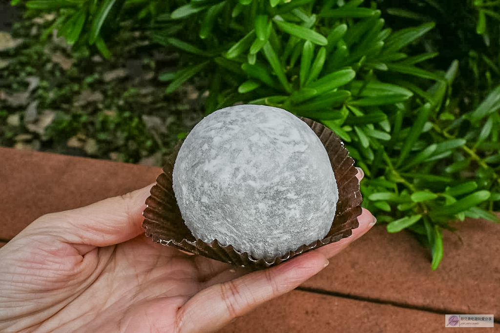 幸福草莓大福-迪化街客製化現包,巨無霸尺寸超滿足,皮軟Q餡綿密,30元小草莓CP值超高/鄰近永樂市場 @靜兒貪吃遊玩愛分享 幸福草莓大福-迪化街客製化現包,巨無霸尺寸超滿足,皮軟Q餡綿密,30元小草莓CP值超高/鄰近永樂市場 @靜兒貪吃遊玩愛分享