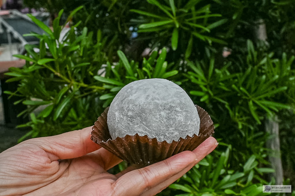 幸福草莓大福-迪化街客製化現包，巨無霸尺寸超滿足，皮軟Q餡綿密，30元小草莓CP值超高/鄰近永樂市場 @靜兒貪吃遊玩愛分享