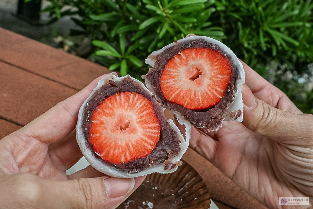 幸福草莓大福-迪化街客製化現包，巨無霸尺寸超滿足，皮軟Q餡綿密，30元小草莓CP值超高/鄰近永樂市場 @靜兒貪吃遊玩愛分享
