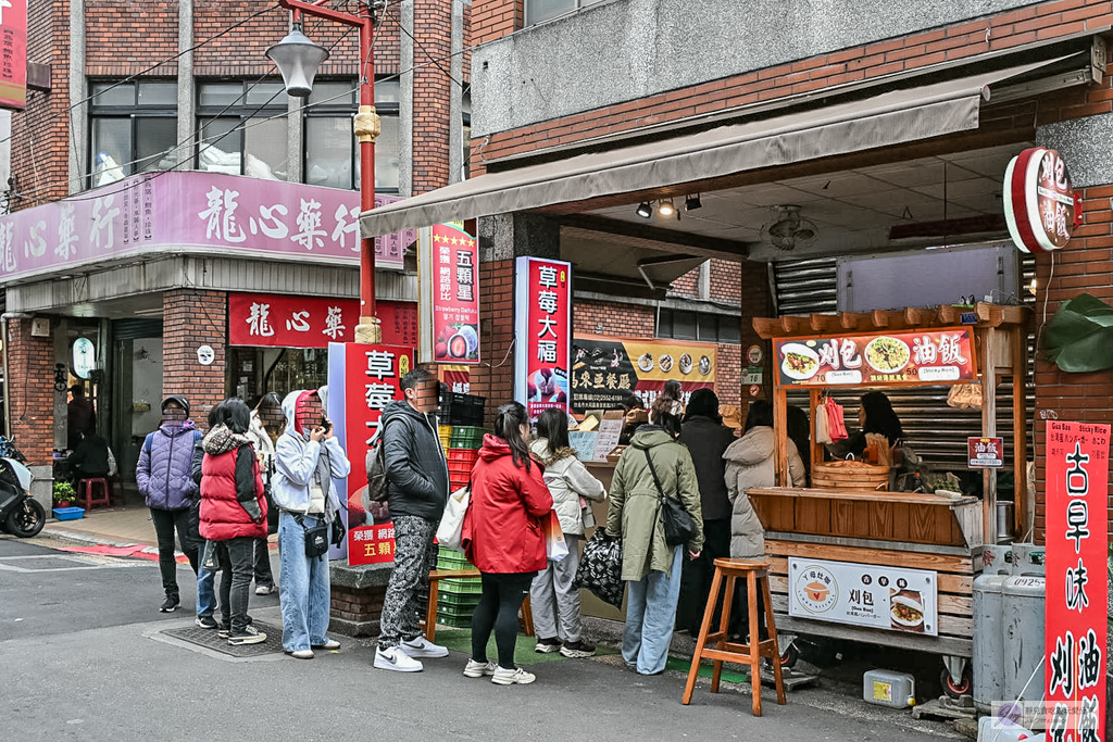 幸福草莓大福-迪化街客製化現包,巨無霸尺寸超滿足,皮軟Q餡綿密,30元小草莓CP值超高/鄰近永樂市場 @靜兒貪吃遊玩愛分享 幸福草莓大福-迪化街客製化現包,巨無霸尺寸超滿足,皮軟Q餡綿密,30元小草莓CP值超高/鄰近永樂市場 @靜兒貪吃遊玩愛分享