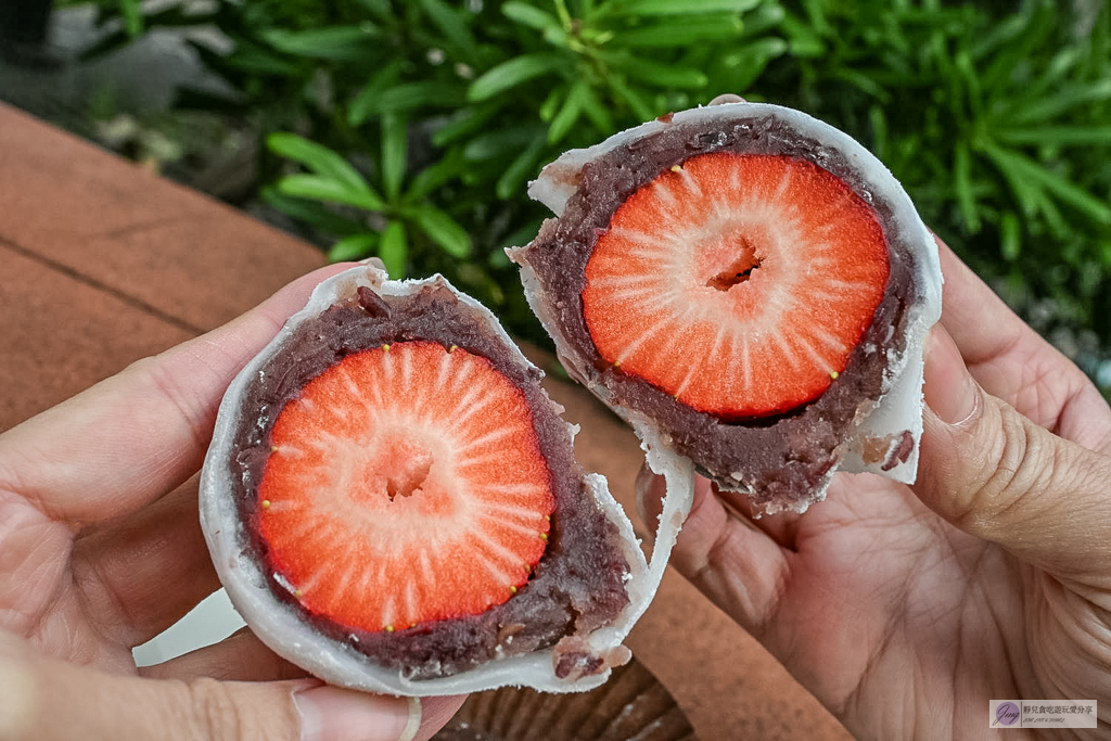 幸福草莓大福-迪化街客製化現包,巨無霸尺寸超滿足,皮軟Q餡綿密,30元小草莓CP值超高/鄰近永樂市場 @靜兒貪吃遊玩愛分享 幸福草莓大福-迪化街客製化現包,巨無霸尺寸超滿足,皮軟Q餡綿密,30元小草莓CP值超高/鄰近永樂市場 @靜兒貪吃遊玩愛分享