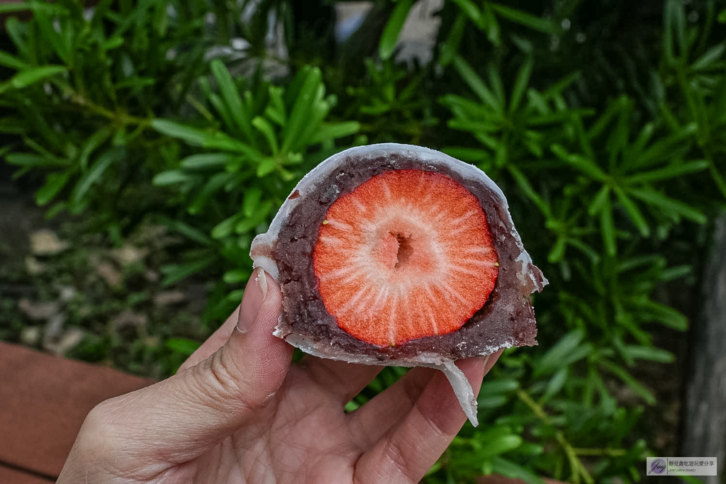 幸福草莓大福-迪化街客製化現包，巨無霸尺寸超滿足，皮軟Q餡綿密，30元小草莓CP值超高/鄰近永樂市場 @靜兒貪吃遊玩愛分享