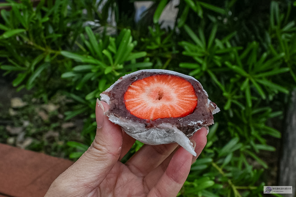 幸福草莓大福-迪化街客製化現包,巨無霸尺寸超滿足,皮軟Q餡綿密,30元小草莓CP值超高/鄰近永樂市場 @靜兒貪吃遊玩愛分享 幸福草莓大福-迪化街客製化現包,巨無霸尺寸超滿足,皮軟Q餡綿密,30元小草莓CP值超高/鄰近永樂市場 @靜兒貪吃遊玩愛分享