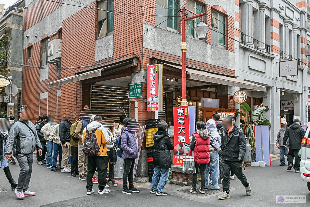 幸福草莓大福-迪化街客製化現包,巨無霸尺寸超滿足,皮軟Q餡綿密,30元小草莓CP值超高/鄰近永樂市場 @靜兒貪吃遊玩愛分享 幸福草莓大福-迪化街客製化現包,巨無霸尺寸超滿足,皮軟Q餡綿密,30元小草莓CP值超高/鄰近永樂市場 @靜兒貪吃遊玩愛分享