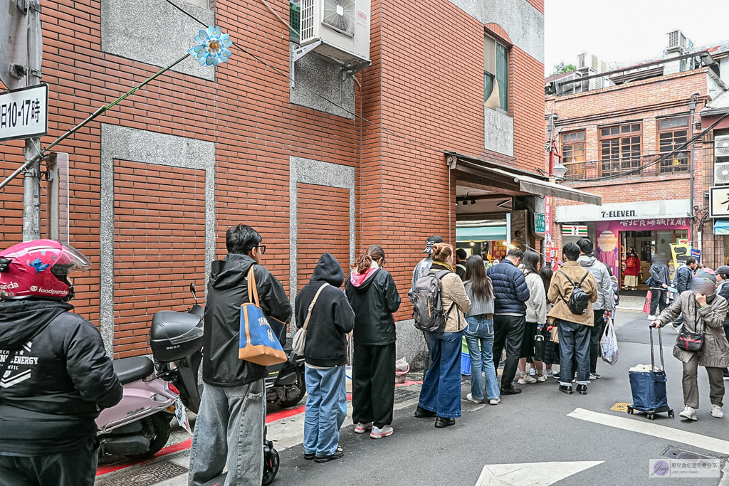 幸福草莓大福-迪化街客製化現包，巨無霸尺寸超滿足，皮軟Q餡綿密，30元小草莓CP值超高/鄰近永樂市場 @靜兒貪吃遊玩愛分享